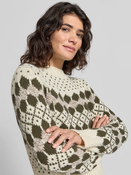 Frauenmodel trägt Pullover mit gerippten Abschlüssen Modell 'WKDRANCH' von Weekend Max Mara in Creme mit grünem Muster, Nahaufnahme Oberkörper. Damen Pullover von Weekend Max Mara