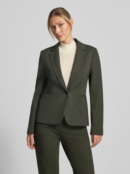 Frauenmodel trägt Regular Fit Kurzblazer aus Viskose-Mix von Jake*s Collection in Dunkelgrün, glatte Oberfläche, Ganzkörperansicht von vorne.