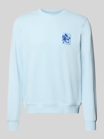 Produktfoto, hellblaues Regular Fit Sweatshirt aus reiner Baumwolle Modell 'Felica' von Blend mit floraler Applikation, Rundhalsausschnitt, elastische Abschlüsse.