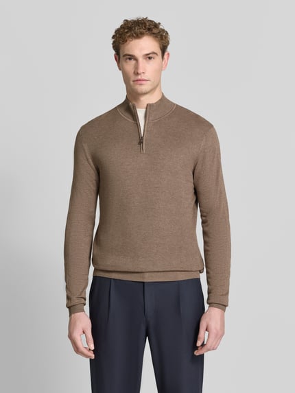 Męski model nosi Slim Fit Strickpullover aus Baumwoll-Mix mit Viskose-Anteil od ROY ROBSON, brązowy, imitacja dzianiny, kołnierz zapinany, krój z długim rękawem, prążkowane wykończenia, logo marki, Długość tyłu w rozmiarze M: 69 cm, Długość rękawów w rozmiarze M: 72 cm, widok całej sylwetki z przodu
