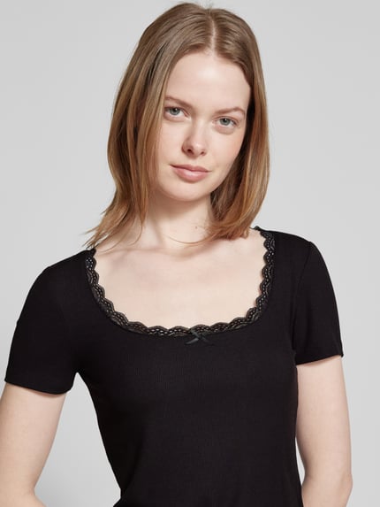 GUESS T-shirt z wiązanym detalem model ‘LIA’ Czarny 3