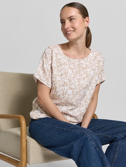 Frauenmodel trägt Relaxed Fit T-Shirt aus reiner Viskose von Christian Berg Woman mit floralem Allover-Print, Nahaufnahme Oberkörper.