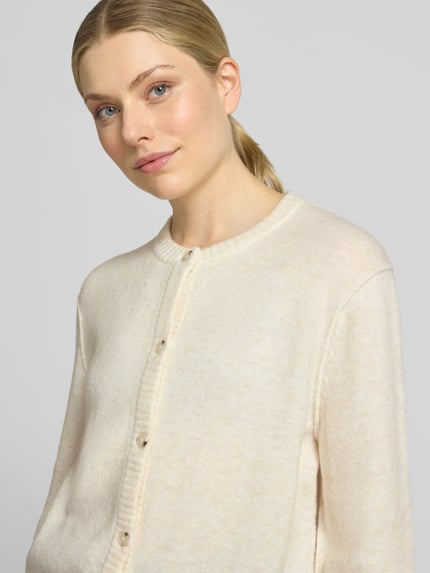 Frauenmodel trägt Strickjacke mit Rundhalsausschnitt und Knopfleiste von Oui, heller Ton, softer Woll-Mix, Regular Fit, Nahaufnahme Oberkörper.