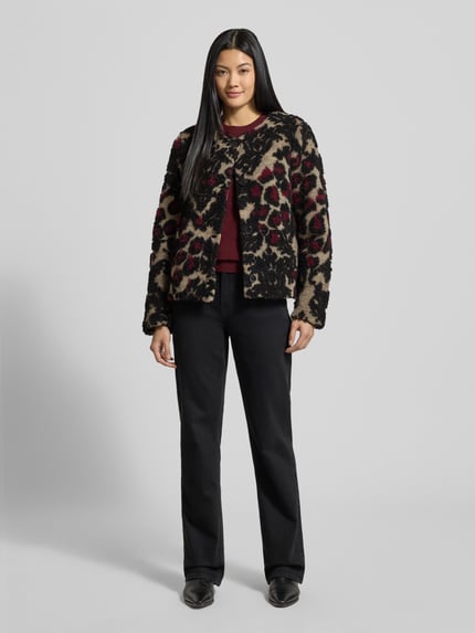 Modelka kobieca nosi Jacke aus Woll-Mix mit Eingrifftaschen od Milano Italy w czarne i bordowe wzory, regular fit, widok z przodu całej sylwetki.