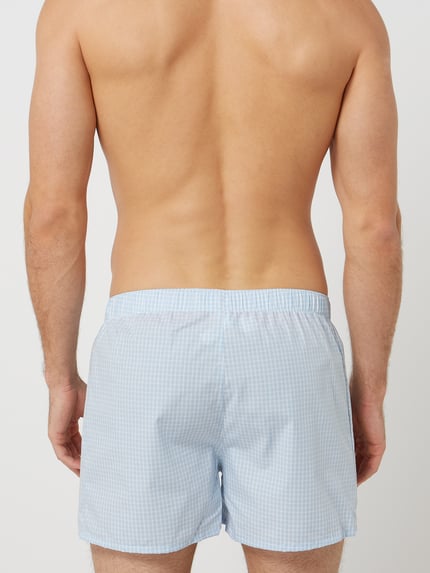 Männermodel trägt Boxershorts mit elastischem Bund von Hanro, reine Baumwolle, lockerer Schnitt, Ganzkörperansicht Rückansicht.
