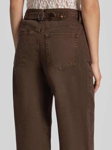 Frauenmodel trägt Wide Leg Jeans im 5-Pocket-Design von Topshop, reine Baumwolle, brauner Farbton, Detailaufnahme Rückansicht.