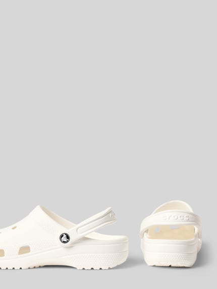 Produktfoto, Clogs mit Label-Detail von Crocs, cremefarben, Abgerundete-Spitze, Schlupfform, verstellbarer Riemen, Absatzhöhe 4 cm bei Größe 39/40