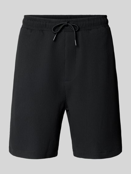 Produktfoto, Shorts in Plissee-Optik mit elastischem Bund von REVIEW, schwarze Farbe, Material-Mix mit Stretch-Anteil, Regular-Fit, sichtbare Struktur.