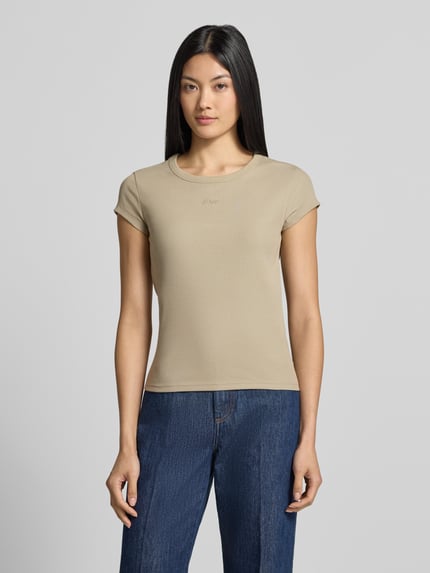 Kobiece model prezentuje t-shirt Slim Fit T-Shirt aus Baumwoll-Mix Modell 'C_Ecute' od BOSS Orange w beżowym kolorze, gładka faktura, damski t-shirt, widok całej sylwetki z przodu.