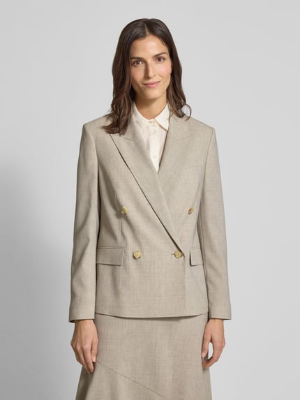 Frauenmodel trägt Regular Fit Blazer aus reiner Schurwolle Modell 'JALETO9' von BOSS, beige Melange, doppelreihige Knopfleiste, Ganzkörperansicht von vorne.