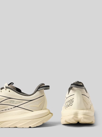 Productfoto, Sneaker met labeldetails en geprofileerde zool van HOKA, afgerond model in beige met zwarte accenten, heren, hakhoogte maat 44: 6 cm, schachthoogte: 8 cm, schachtbreedte: 5 cm
