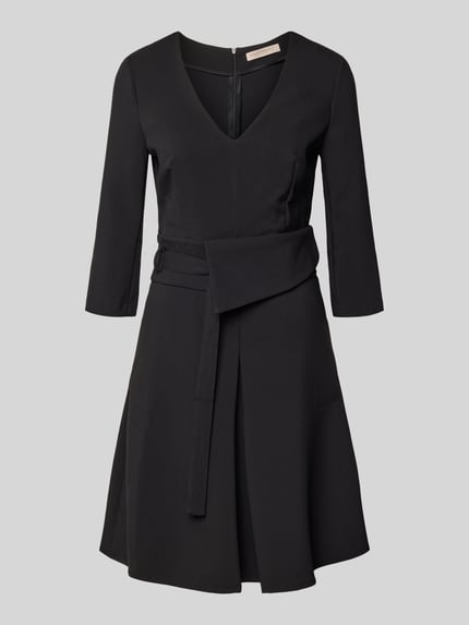 Produktfoto, knielanges Cocktailkleid mit V-Ausschnitt von Rinascimento, schwarzer Material-Mix mit Taillengürtel, 3/4-Ärmel, taillierter Schnitt