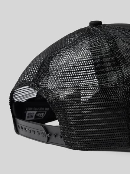 Productfoto, Basecap met Label-Detail van New Era in zwart katoen, verstevigde klep, semitransparant mesh, verstelbare sluiting.
