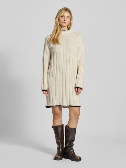 ONLY Sukienka z dzianiny o kroju comfort fit z detalami w kontrastowym kolorze model ‘CHICK’ Złamany biały 1