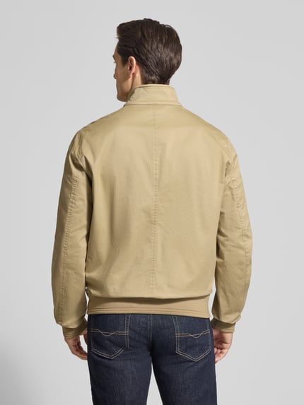 Męski model nosi Kurtka 'Jacke mit Stehkragen und Pattentaschen' od Christian Berg Men, mieszanka bawełny i elastanu, krój regular fit, stójka, zamek błyskawiczny, kieszenie z patką, długość tyłu w rozmiarze M: 32 cm, szerokość ramion w rozmiarze M: 41 cm, szerokość w rozmiarze M: 55 cm, długość rękawów w rozmiarze M: 67 cm, jasnobeżowy kolor, widok całej sylwetki z tyłu.