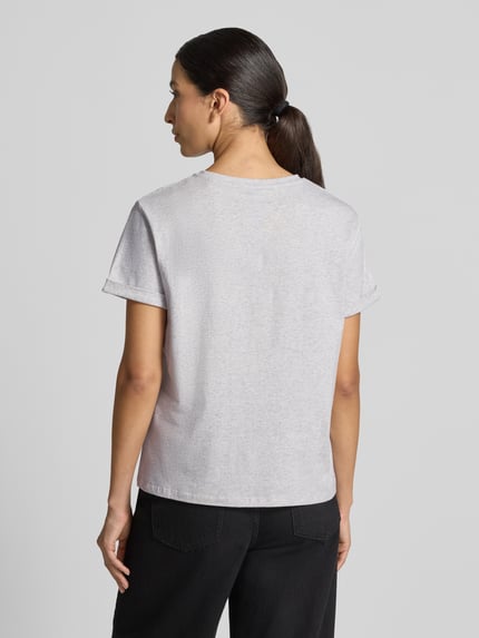 Vrouwenmodel draagt relaxed fit t-shirt met motiefstitching model 'Serz' van OPUS, effen kleuren mêlee van puur katoen, ganzekörperaanzicht achteraan