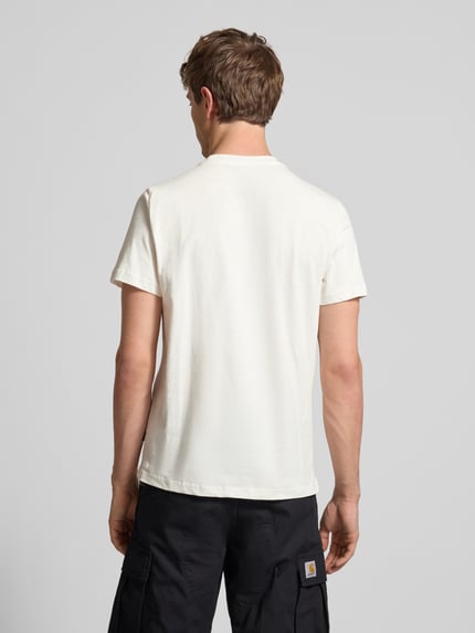 Männermodel trägt Regular Fit T-Shirt mit Motiv-Print Modell 'Klements' von Blend in Weiß, reine Baumwolle, Ganzkörperansicht Rückansicht.