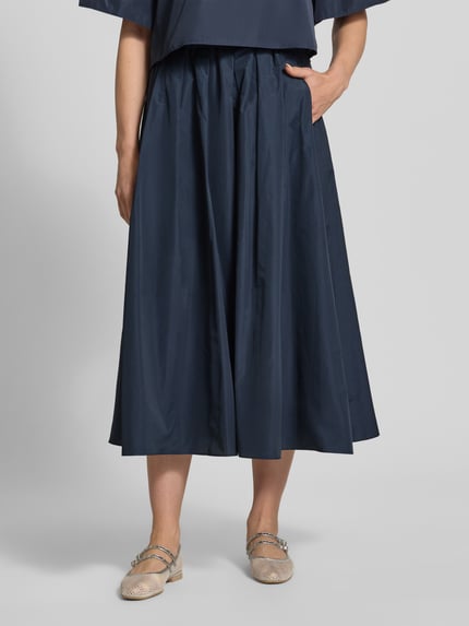 Vrouwenmodel draagt Midi-Rok met katoen-aandeel model 'FORMICA' van Weekend Max Mara, look: effen, pasvorm: uitlopend, midilengte, stolpplooi, naadritssluiting, boord: elastisch, zoom: recht, zij-steekzakken. Ganzkörperansicht van voren.