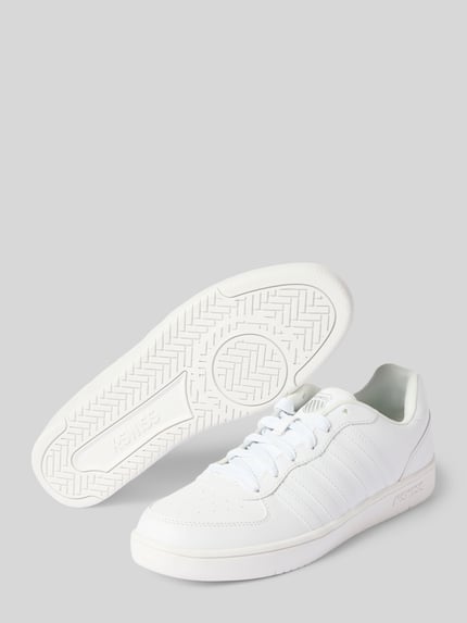 Produktfoto, Herren Sneaker von K-SWISS Modell 'Court Cali' in Weiß mit abgerundeter Form, Schnürung, Label-Details und profilierter Sohle.