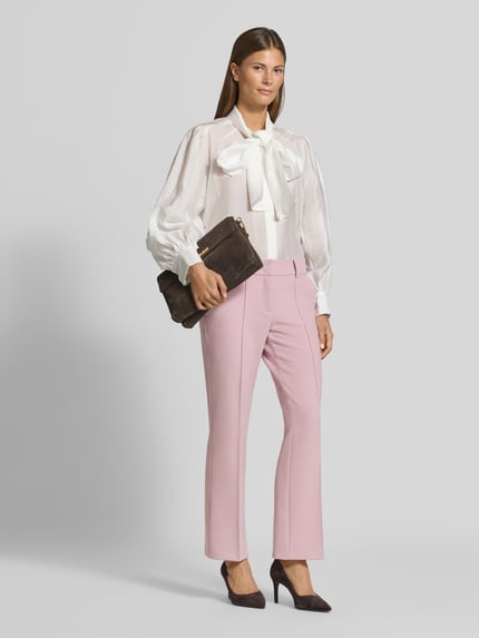 Frauenmodel trägt Regular Fit Schmale Hose mit Viskose-Baumwoll-Anteil Modell 'FARAH' von CAMBIO in Rosa, kombiniert mit weißer Bluse, Damen Schmale Hose von CAMBIO, Ganzkörperansicht von vorne.