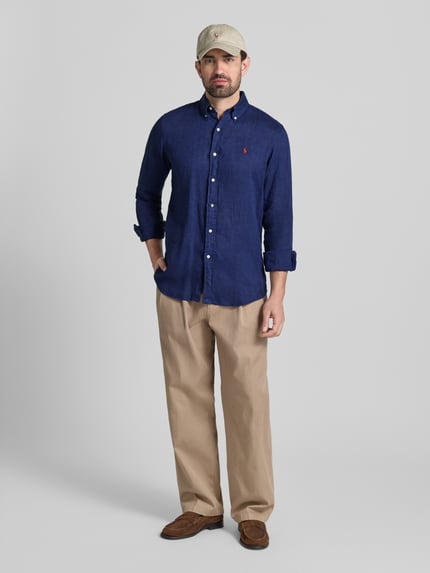 Männermodel draagt Freizeithemd aus reinem Leinen van Polo Ralph Lauren, regular fit, blauw, lichte textuur, voorkant, volledig lichaam.