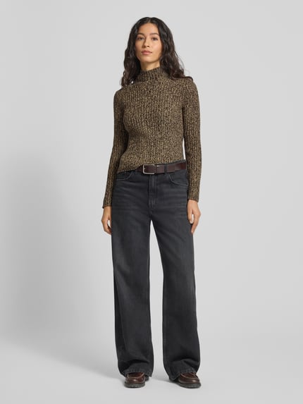 Frauenmodel trägt Turtleneck-Pullover mit Rollkragen von Mango, Baumwoll-Mix, Slim Fit, meliert in Braun und Schwarz. Ganzkörperansicht von vorne.