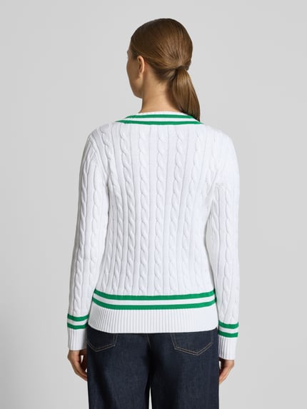 Frauenmodel trägt Slim Fit Pullover in Strick-Optik Modell 'Meren' von Lauren Ralph Lauren, weiß mit grünen Details, Ganzkörperansicht Rückansicht. Reine Baumwolle, V-Ausschnitt, elastische Abschlüsse, Logo-Ausschnitt.