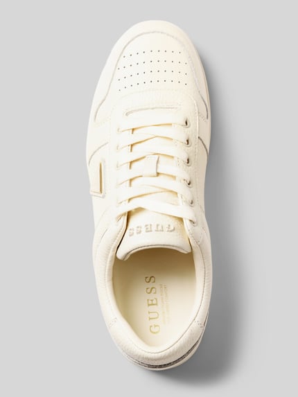 Produktfoto, Sneaker aus echtem Leder mit Logo-Detail Modell 'Uddent' von GUESS in Beige, runde Form, strukturierte Textur, Schnürverschluss, Herren Sneaker, abgerundete Passform, Logo auf Zunge und Innensohle, Absatzhöhe 3 cm, Schafthöhe 7 cm, Schaftweite 9 cm
