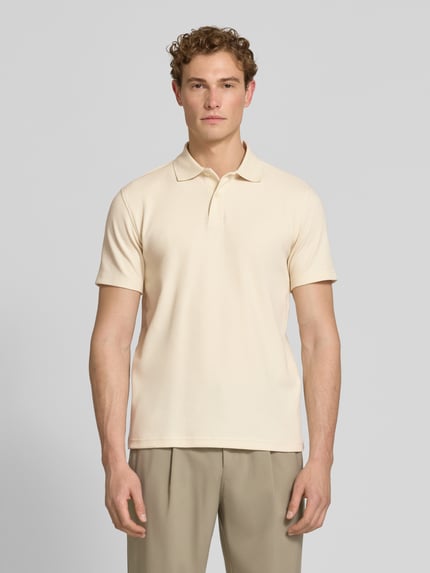 Męski model nosi Regular Fit Poloshirt aus Baumwoll-Mix Modell 'BLAZE' od SELECTED HOMME, jednolity, krój regular fit, piqué, beżowy, koszulka polo, przód, zdjęcie całopostaciowe.