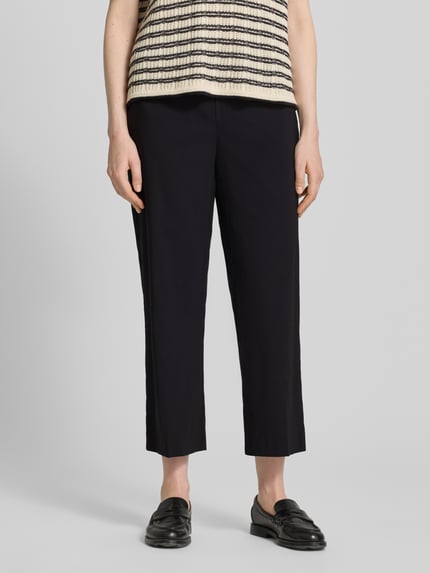Vrouwenmodel draagt zwarte Hose aus Viskose-Mix in verkürzter Passform Modell 'FENJA2' van STEHMANN, elastische tailleband, verkorte fit, damesspijkerbroek, stretchmateriaal, binnenbeenlengte 66 cm, taillewijdte 40 cm, voorkant close-up bovenlichaam