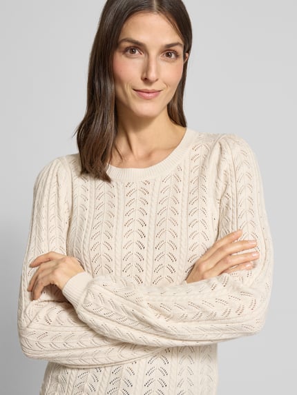 Frauenmodel trägt Strickpullover mit gerippten Abschlüssen Modell 'Clarry' von FREE/QUENT in Beige, Viskose-Mix, Nahaufnahme Oberkörper.