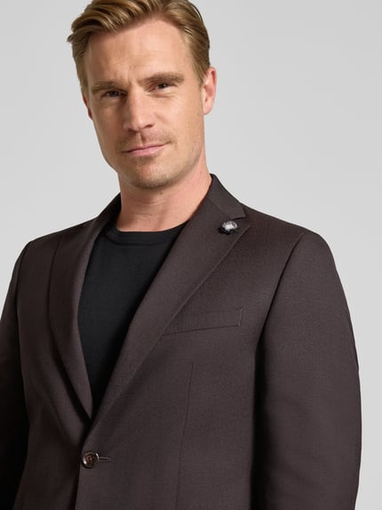 Männermodel trägt donkerbruine Slim fit blazer van zuivere scheerwol Model 'Paul' van CG – CLUB of GENTS, borst- en klepzakken, 2-knoopsluiting, Nahaufnahme Oberkörper, context: Heren blazer, reverskraag, ruglengte maat 50: 74 cm, schouderbreedte maat 50: 45 cm, mouwlengte maat 50: 65 cm