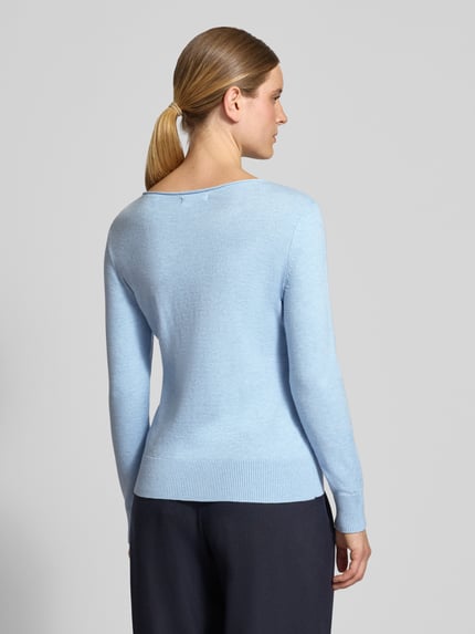 Frauenmodel trägt Regular Fit Strickpullover aus Viskose-Mix mit U-Boot-Ausschnitt von Christian Berg Woman in Hellblau, gerippte Abschlüsse, langärmliges Design, ganzkörperansicht rückansicht.