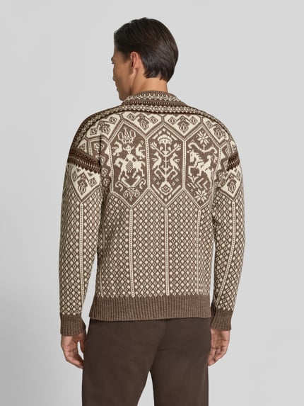 Männermodel trägt Strickpullover mit Stehkragen von Dale of Norway in Braun und Beige mit traditionellem Muster, Ganzkörperansicht Rückansicht. Gerader Schnitt, Label-Patch, gerippte Abschlüsse, Rückenlänge 66 cm, Ärmellänge 58 cm, überschnittene Schultern.