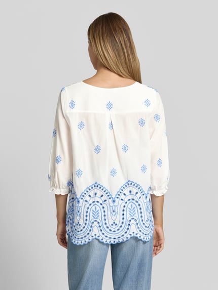 Vrouwenmodel draagt Relaxed Fit Bluse mit Lochstitching in Paisley-Optik van More & More, katoenmix, witte stof met blauwe details, 3/4-mouw, ruglengte bij maat 36: 66 cm, mouwlengte bij maat 36: 45 cm, ganzkörperansicht rückansicht.