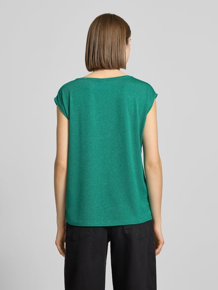 Frauenmodel trägt Regular Fit Shirt aus Viskose-Mix Modell 'BILLO' von Pieces, grün, schimmernd gestreift, ärmellos, Ganzkörperansicht Rückansicht.
