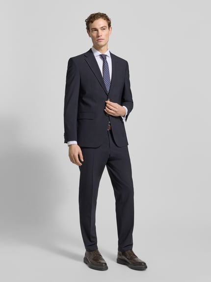 Männermodel trägt Slim Fit Business-Hemd mit Knopfleiste von ETERNA, reine Baumwolle, Haifischkragen, Ganzkörperansicht von vorne.