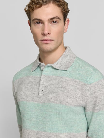 Männermodel trägt Regular Fit Strickpullover mit Polokragen von MCNEAL, Materiaalmix met wol, streepmotief, knoopsluiting, Nahaufnahme Oberkörper