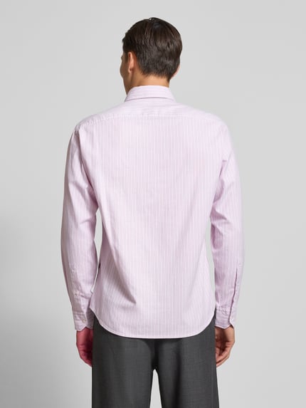 Männermodel trägt Slim Fit Freizeithemd aus Baumwoll-Mix Modell 'RICOPLUS_M' von BOSS Orange, rosa-weiß gestreift, Rückenansicht, Ganzkörperansicht.
