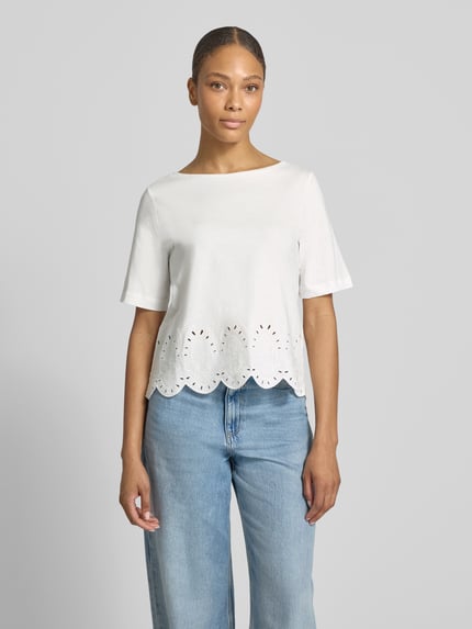 Frauenmodel trägt T-Shirt mit Rundhalsausschnitt und Lochstickerei von More & More, reine Baumwolle, weiß, Regular Fit, Ganzkörperansicht von vorne.