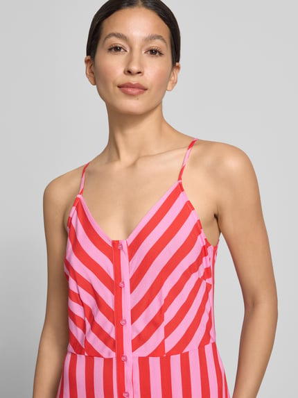 Frauenmodel trägt Maxikleid aus Viskose mit Knopfleiste Modell 'SAVANNA' von YAS im Allover-Look, V-Ausschnitt, Spaghettiträger, Nahaufnahme Oberkörper.