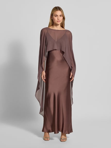 Kobiece modelka nosi długa sukienka z satyny Maxikleid aus Satin von SWING, elastyczna mieszanka materiałów, dopasowany krój, półprzezroczysta etola, cienkie ramiączka, dekolt w serek, długość tyłu w rozmiarze 36: 133 cm, szerokość w rozmiarze 36: 31 cm, widoczne odcienie brązu i lekkiego połysku, gładka tekstura, przód, całopostaciowy widok.