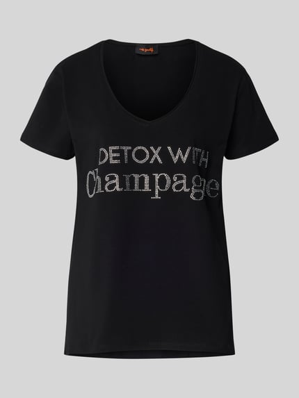 Produktfoto, T-Shirt mit Label-Detail von miss goodlife, schwarz, V-Ausschnitt, Baumwoll-Elasthan-Mix, lockerer Schnitt, Rückenlänge 68 cm