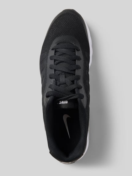Productfoto, Sneaker met logoprint model 'Air Max Invigor' van Nike in zwart met afgeronde pasvorm, vetersluiting, hakhoogte 4 cm, schachthoogte 7 cm, schachtbreedte 6 cm
