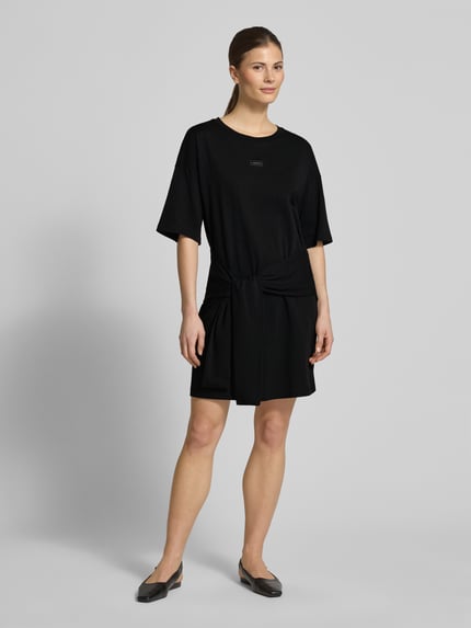 Vrouwenmodel draagt zwart T-Shirt-Kleid mit Rundhalsausschnitt und 1/2-Arm van ARMANI EXCHANGE, rechte fit, katoen, labeldetail, minijurk, vooraanzicht hele lichaam.
