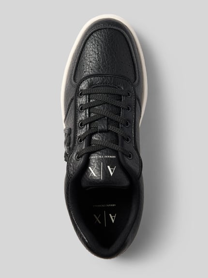 Produktfoto, Sneaker in Leder-Optik Modell 'Maxi' von Armani Exchange, schwarze Struktur, weiße Sohle, Logo, Herren Sneaker
