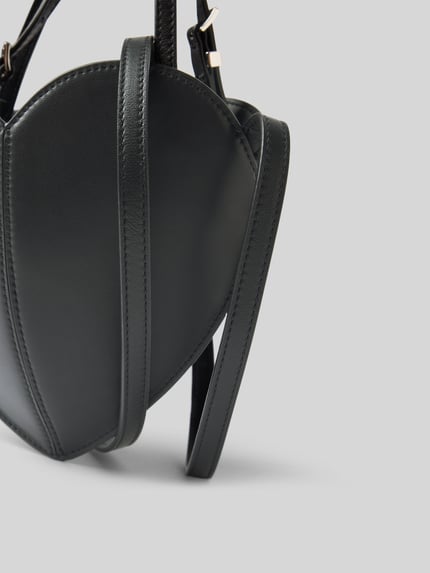 Produktfoto, Crossbody Bag aus echtem Leder von ROTATE ze skory owczej, ozdobny szew, obszycie, czarny, Główna przegroda na zamek błyskawiczny, smukły pasek na ramię, Szerokość w rozmiarze 1: 23 cm, Długość w rozmiarze 1: 19 cm, Głębokość w rozmiarze 1: 4 cm