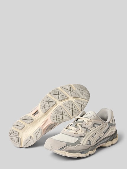 Produktfoto, Sneaker mit Label-Detail von ASICS TIGER, Material-Mix in Beige und Grau, strukturierte Sohle, abgerundete Passform, Schnürverschluss, Absatzhöhe 4 cm, Schafthöhe 8 cm, Schaftweite 9 cm