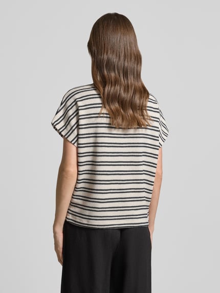 Frauenmodel trägt Damen T-Shirt aus Viskose-Mix Modell 'Sostal' von OPUS, creme mit schwarzen Streifen, Relaxed-Fit, Ganzkörperansicht Rückansicht. Rückenlänge bei Größe 36: 54 cm, Rundhalsausschnitt.
