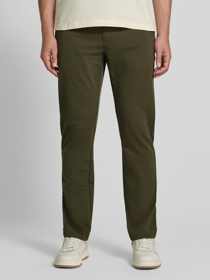 Männermodel trägt Tapered Fit Hose mit Gesäßtaschen von MCNEAL in Oliv mit Eingrifftaschen, Knopf- und Reißverschluss, Nahaufnahme Unterkörper. Bundweite 45 cm, Innenbeinlänge 80 cm bei Größe M.